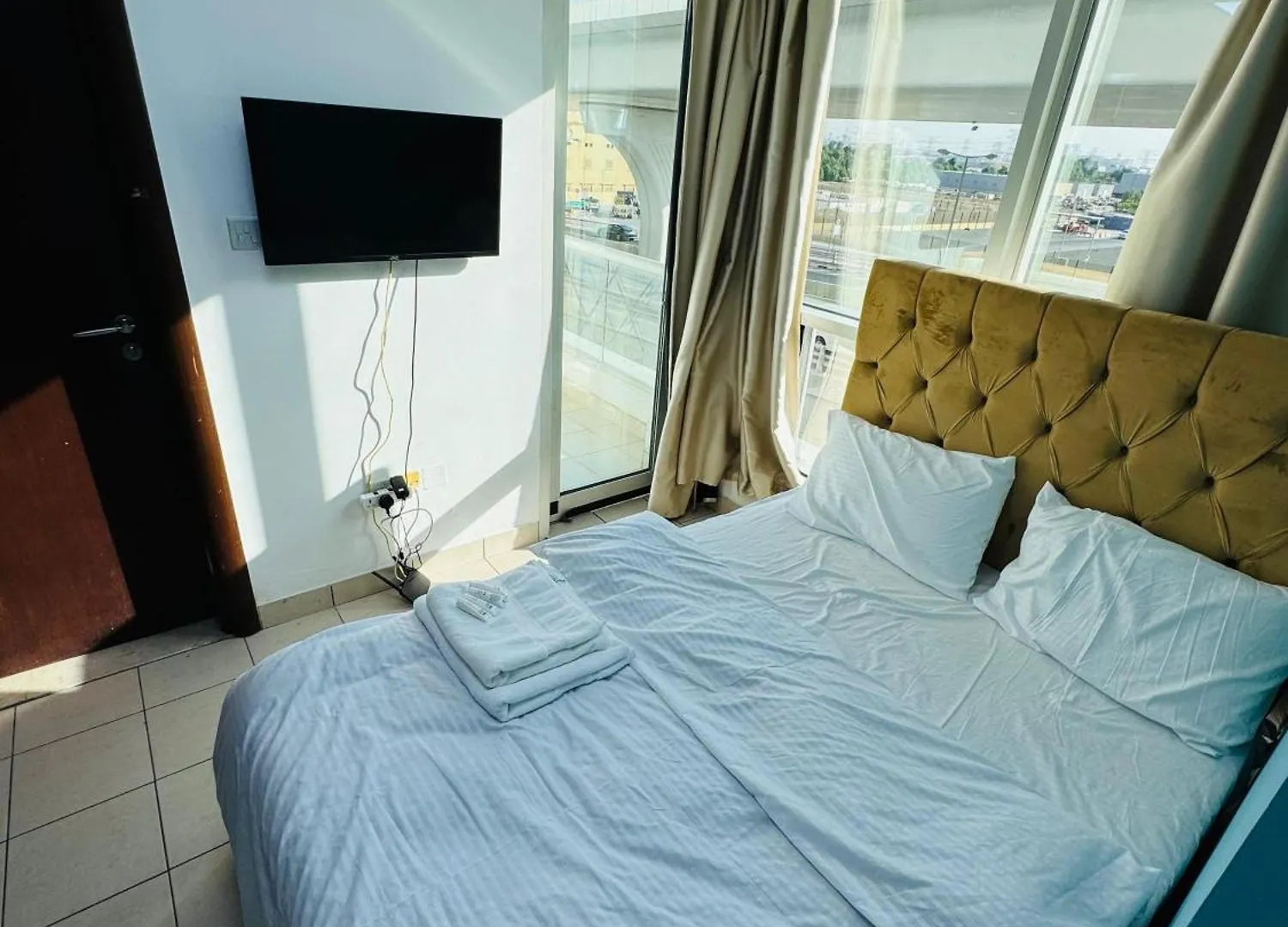 Charming Room Bath Inside & Balcony Dubai Homestay