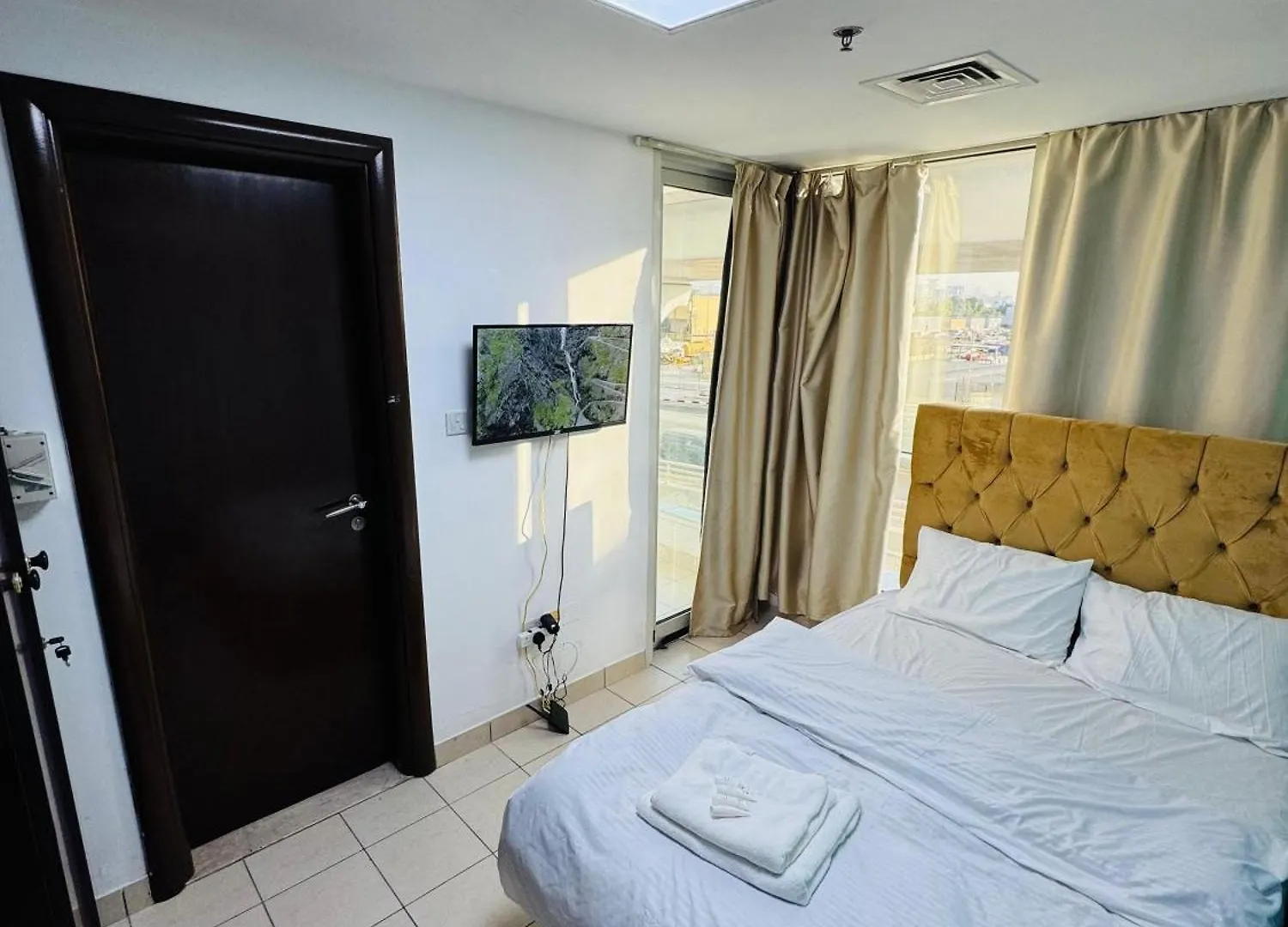 Charming Room Bath Inside & Balcony Dubai Homestay